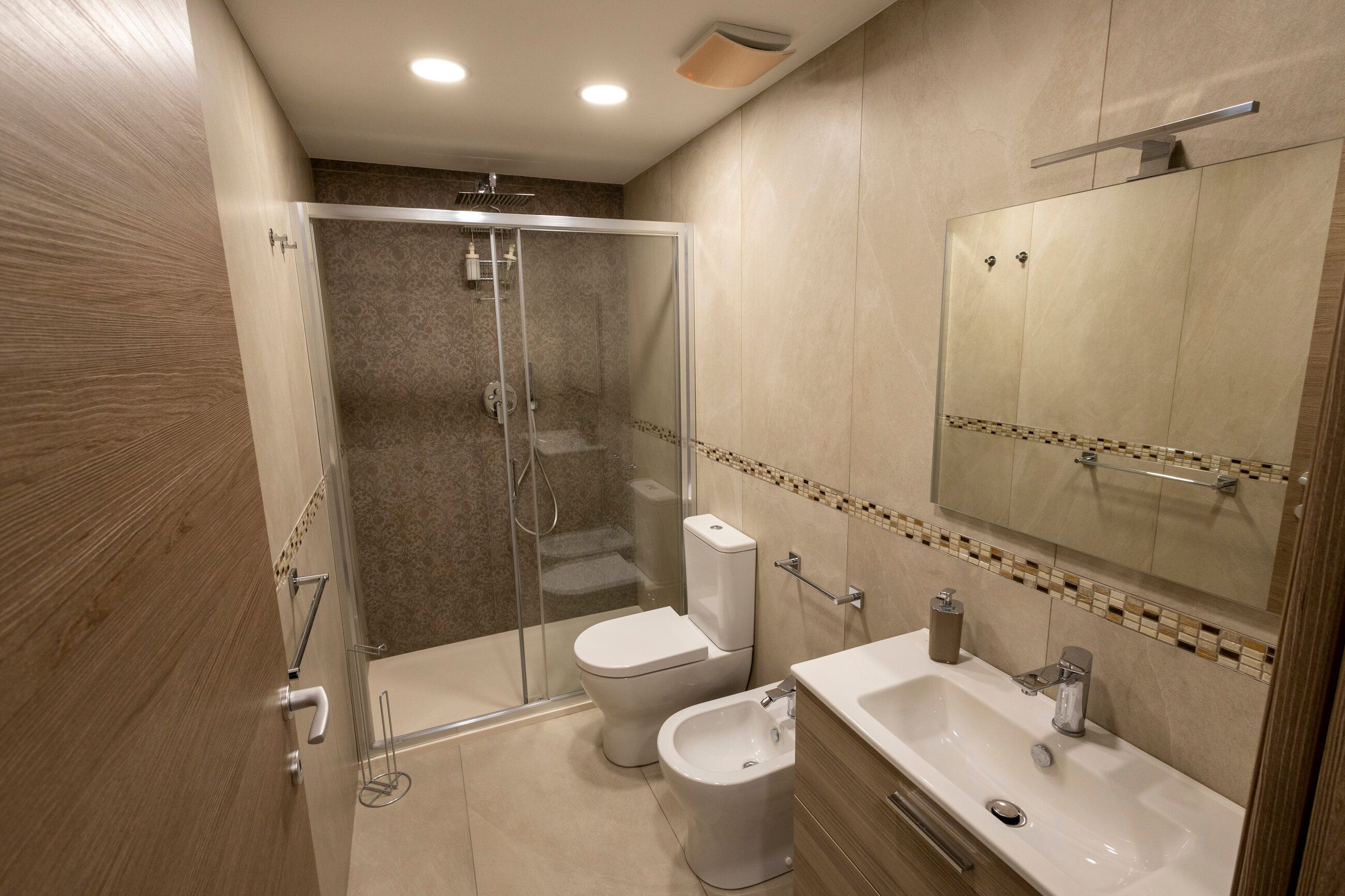 Il bagno privato della camera Alice, con doccia, bidet e lavabo