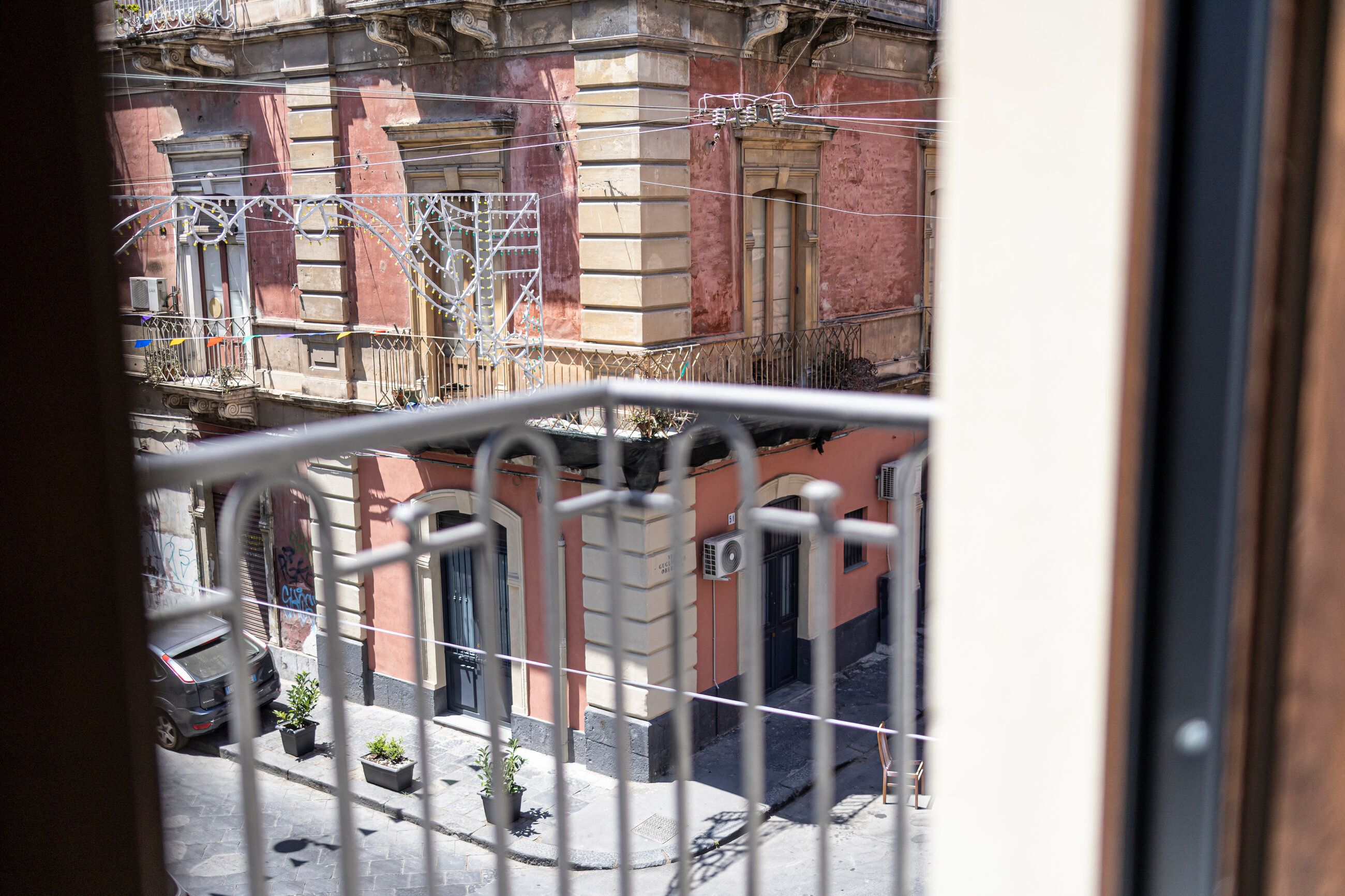 La vista dal balcone su Via Guglielmo Oberdan, nel centro storico di Catania