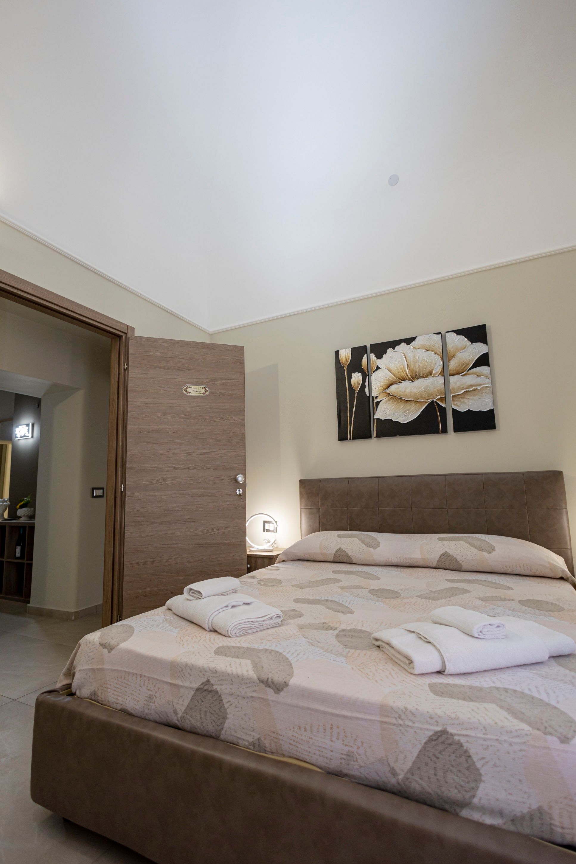 La camera Miriana, con il trittico di fiori bianchi e oro sopra il letto