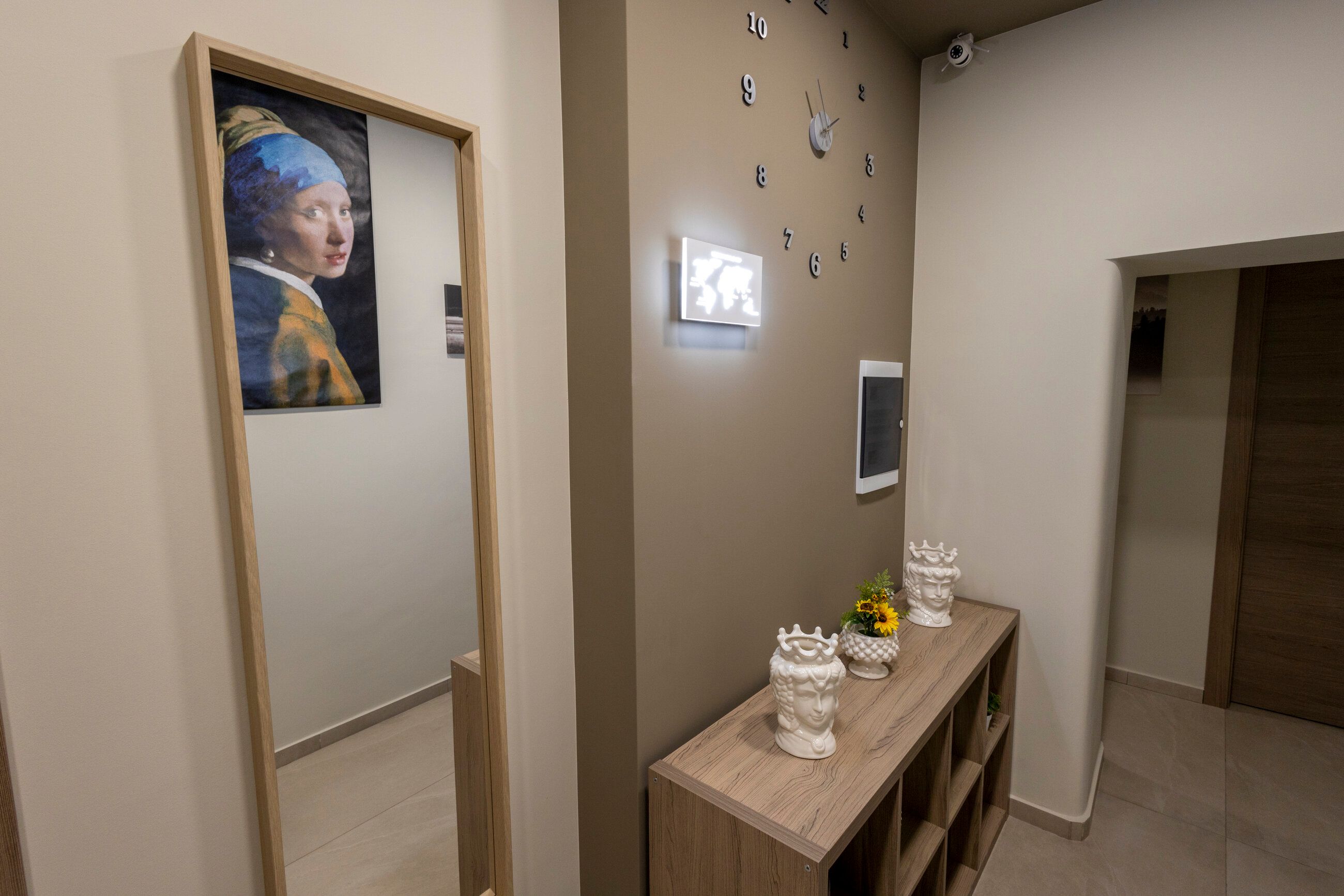 Il corridoio del B&B con la riproduzione della "Ragazza con l'orecchino di perla" di Vermeer