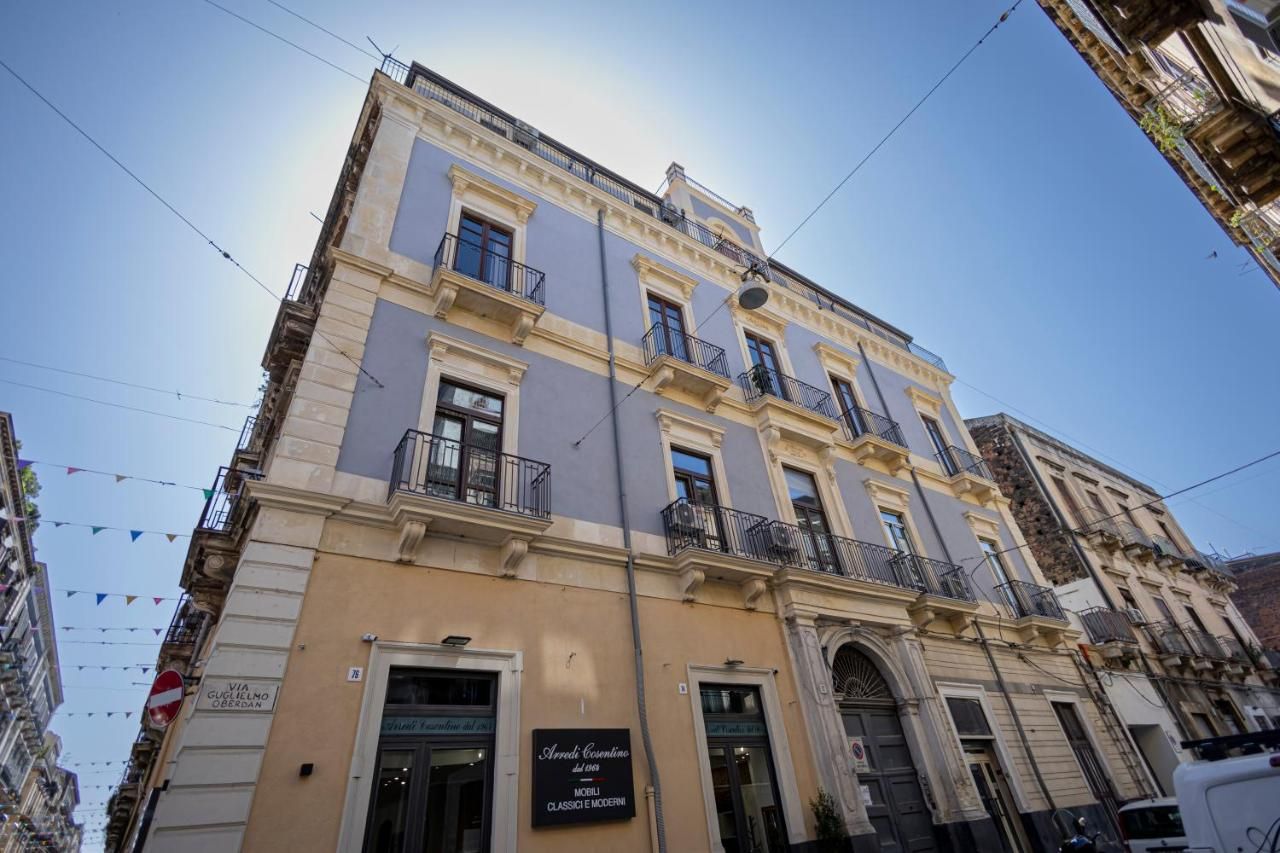 La facciata del palazzo storico di Via Guglielmo Oberdan che ospita il B&B